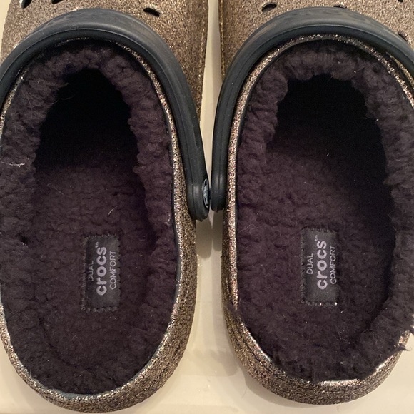 NWOT GOLD SHIMMER CROCS FUZZY CLOGS…✨✨✨✨ - Picture 3 of 3